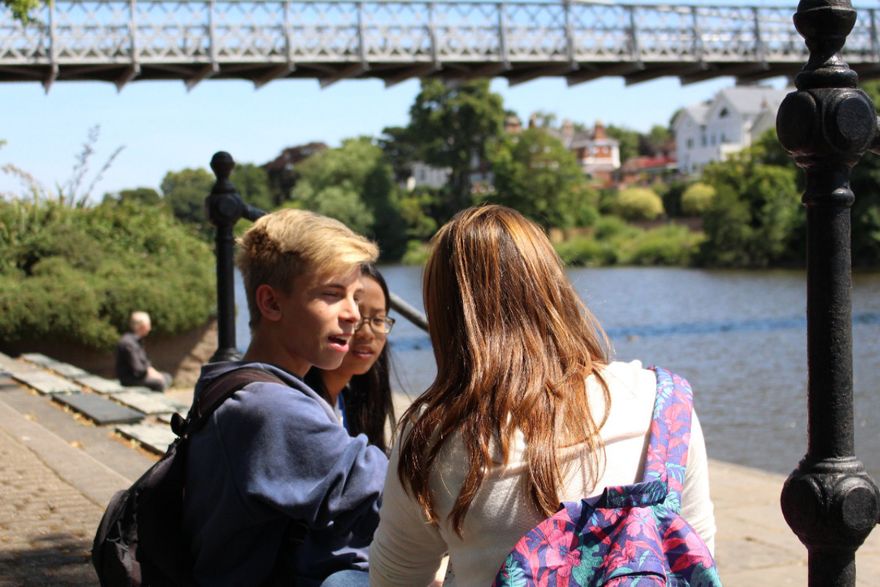 English in Chester - Sprachschüler am Fluss